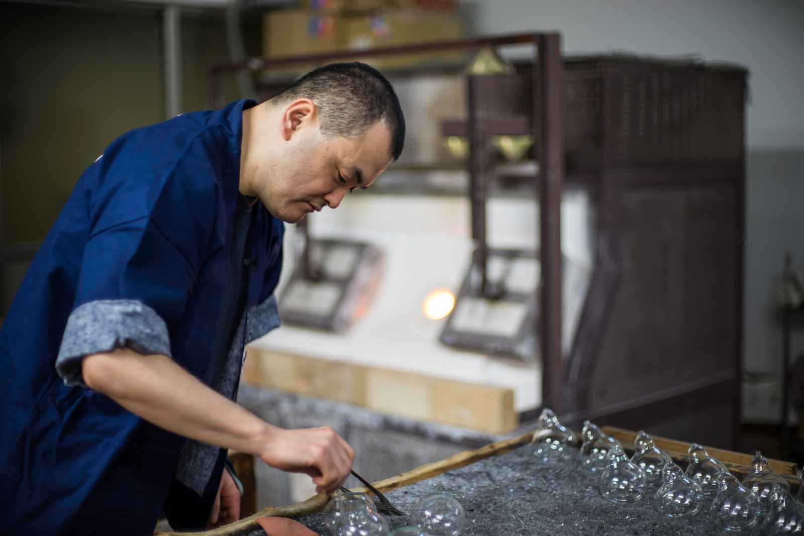 岡山の製造業の現場で作業する職人