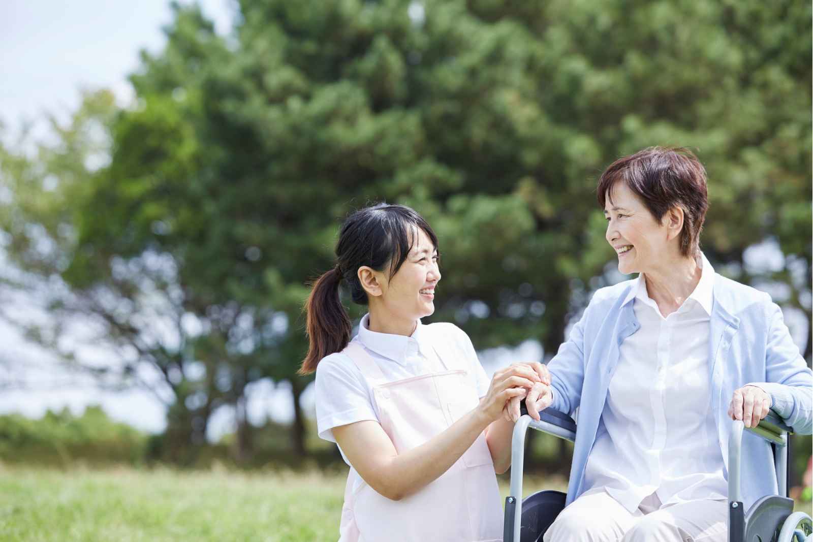 介護施設で利用者に寄り添う介護士